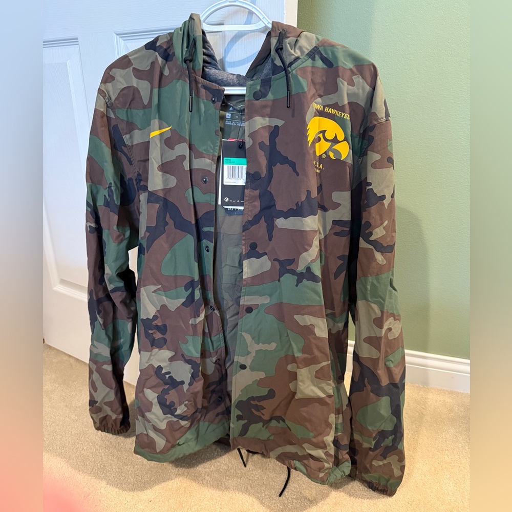 NIKE CAMO IOWA HAWKEYES MENS WINDBREAKER/RAIN JACKET